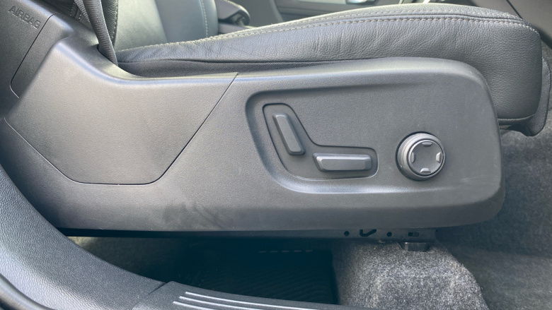 Volvo XC40 2.0 B4P Ultra Dark 5dr Auto Petrol Estate